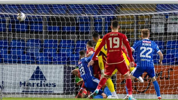 St Johnstone's David Keltjens scores to make it 1-1 during a cinch Premiership match between St Johnstone and Aberdeen at McDiarmid Park