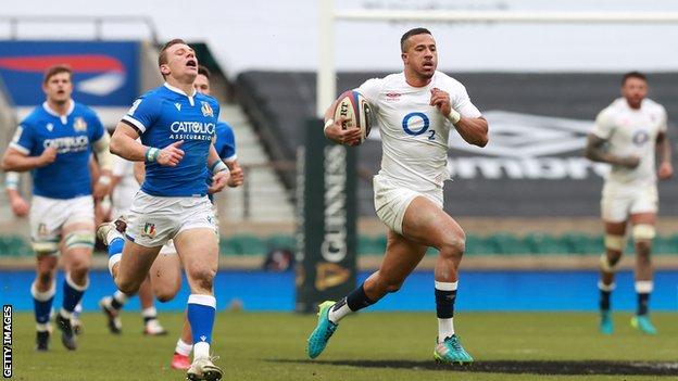 Anthony Watson court avec le ballon