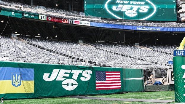 Endzone Nerk York Jets تحمل العلمين الأوكراني والأمريكي