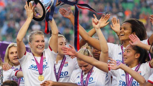 Ada Hegerberg lifts last season's Champions League trophy