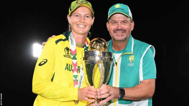 Meg Lanning (L) and Matthew Mott with the Women's World Cup trophy