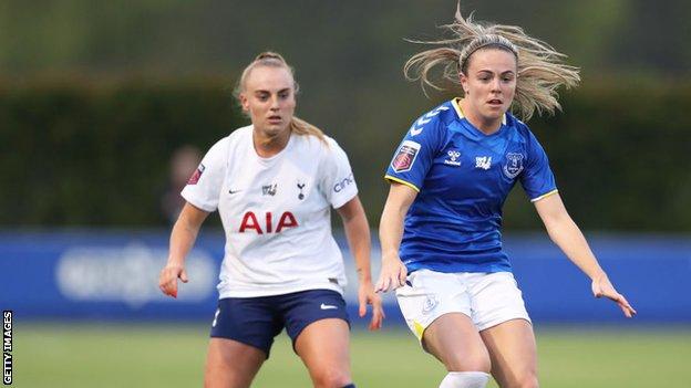 Simone Magill en acción para Everton contra Tottenham