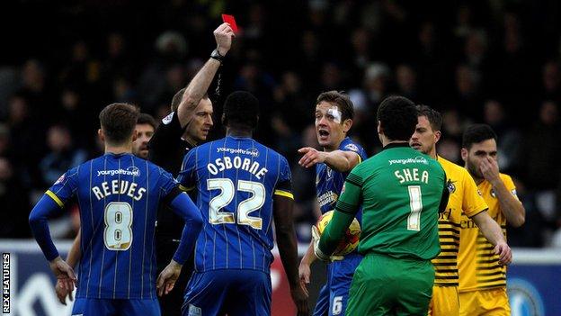 Paul Robinson (centre)