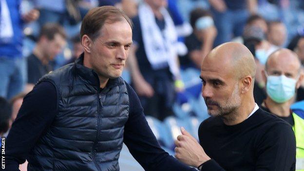 L'entraîneur de Chelsea Thomas Tuchel (à gauche) et son homologue de Manchester City Pep Guardiola