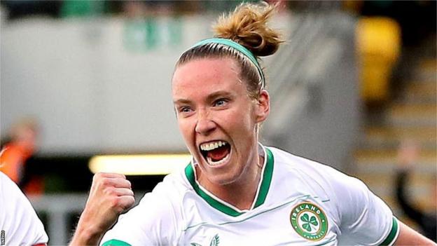 Claire O'Riordan celebra después de poner a la República por delante 2-1 contra Zambia