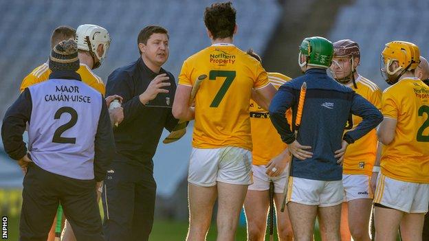 Darren Gleeson tries to rally his players during one of Sunday's water breaks