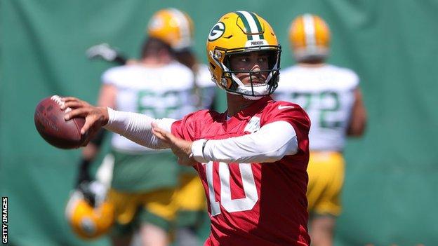 With Aaron Rodgers absent, teammates like Davante Adams willing to 'scream  on the mountaintop that I've got his back'