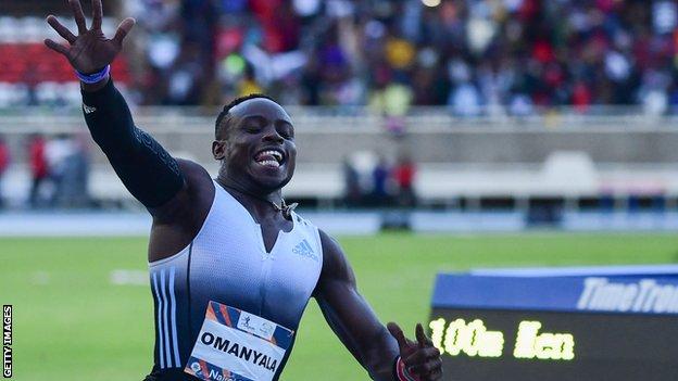 Ferdinand Omanyala de Kenia celebra ganar los 100 metros en el Kip Keino Classic