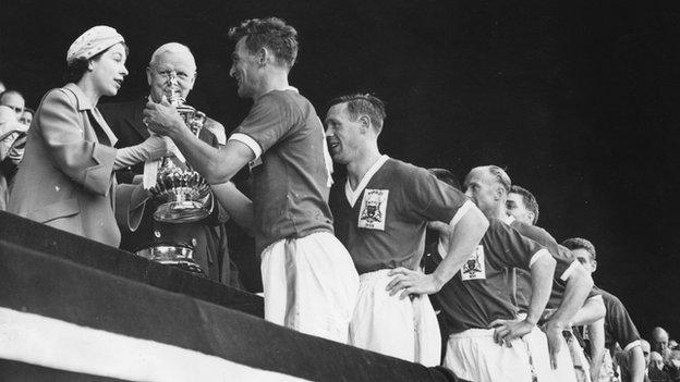 Kráľovná odovzdáva FA Cup kapitánovi Nottingham Forest Jackovi Burkettovi v roku 1959