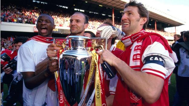 Patrick Vieira, Steve Bould et le capitaine d'Arsenal Tony Adams avec le trophée de la Premier League