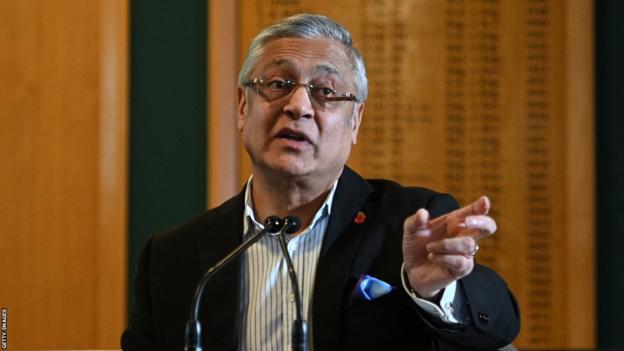 Yorkshire-Präsident Lord Patel spricht vor einem Panel