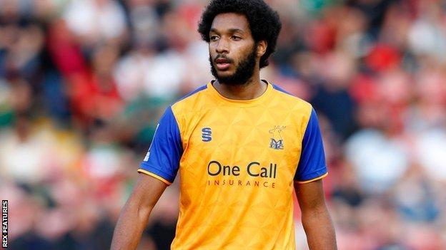 Richard Nartey: Salford City sign defender on one-year deal - BBC Sport