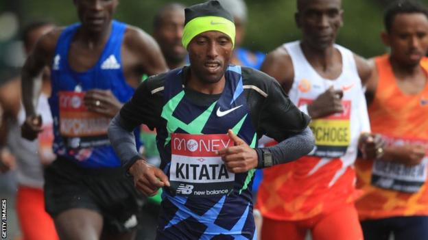 Shura Kitata takes the lead at the 2020 London marathon