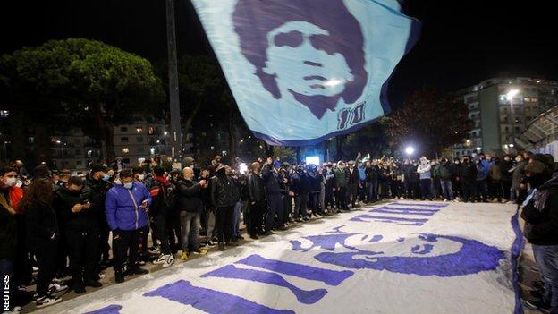 Pelé and Gary Lineker pay tributes as Argentina legend Diego