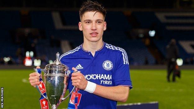 Chelsea's Ruben Sammut with the FA Youth Trophy