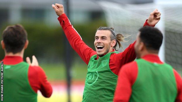 Gareth Bale: Wales forward makes home debut as LA beat Seattle - BBC Sport