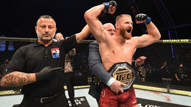 Jan Blachowicz (right) winning the vacant UFC light heavyweight title at UFC 253