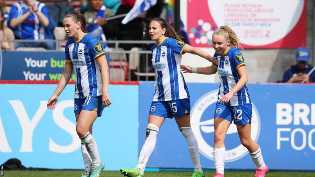 Kayleigh Green de Brighton celebra después de anotar contra West Ham United