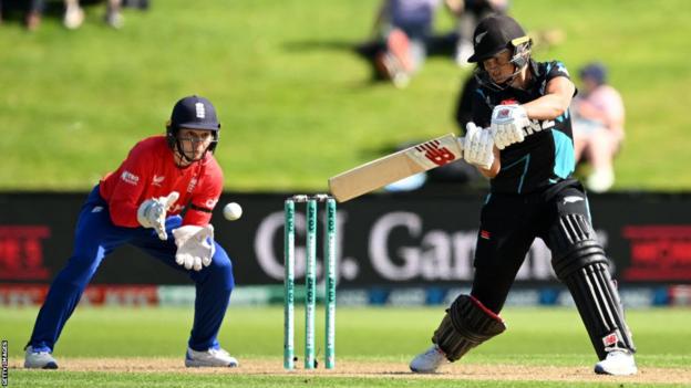 Suzie Bates batting v England