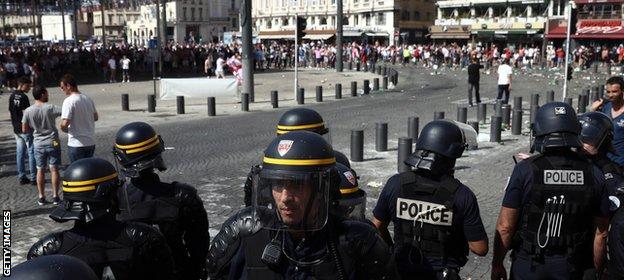 Crowd trouble between England and Russia fans in Marseille