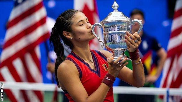 Emma Raducanu kisses the US Open trophy