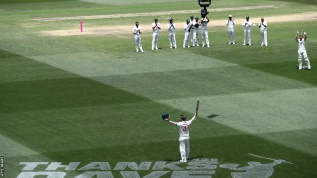 Pakistan players applaud David Warner off the field in Sydney after his final Test innings