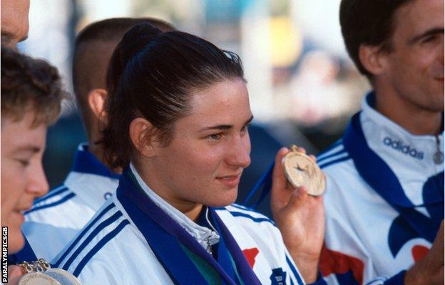 Sarah Bailey - comme elle était alors - photographiée avec des membres de l'équipe de Grande-Bretagne aux Jeux paralympiques de 1996 à Atlanta, où.  à 18 ans, elle a remporté trois médailles d'or en natation