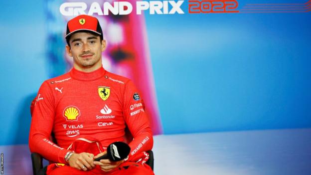 El piloto del equipo Ferrari, Charles Leclerc, habla en una conferencia de prensa.