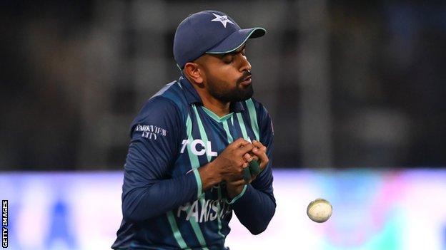 Le capitaine pakistanais Babar Azam décroche une prise en T20 contre l'Angleterre à Lahore