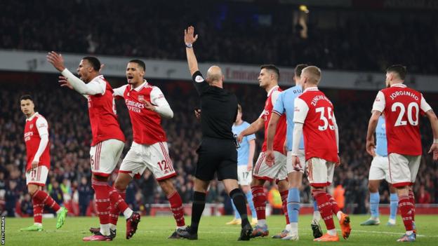 Arsenal argue with the referee