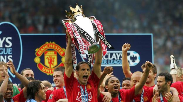 Ferdinand levantando el trofeo de la Premier League