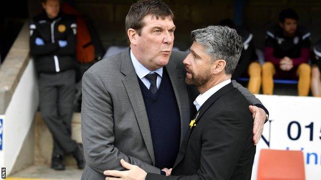St Johnstone manager Tommy Wright and Motherwell's Stephen Robinson embrace