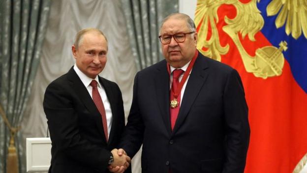 Alisher Usmanov shakes hands with Vladimir Putin