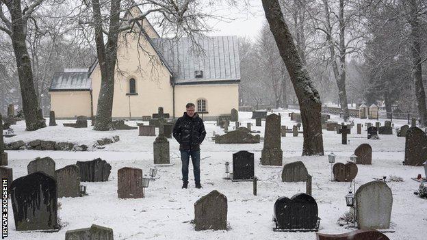 Rohlin at Karlsson's grave in Vasteras