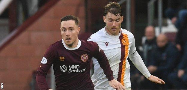 Barry McKay, Hearts için Motherwell'e karşı oynuyor