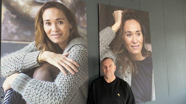 Des portraits de Bibian Mentel-Spee sont accrochés au mur derrière son mari Edwin