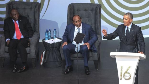 Le président sud-africain Cyril Ramaphosa, Patrice Motsepe (au centre) et l'ancien président américain Barack Obama lors de la conférence annuelle 2018 de Nelson Mandela