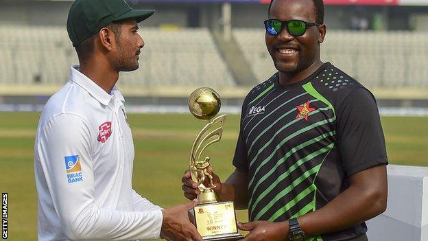 Bangladesh captain Mahmudullah and Zimbabwe skipper Hamilton Masakadza with the Test series trophy