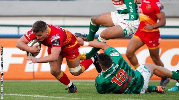 Connor Edwards breaks the tackle of Tiziano Pasquali and runs to score try