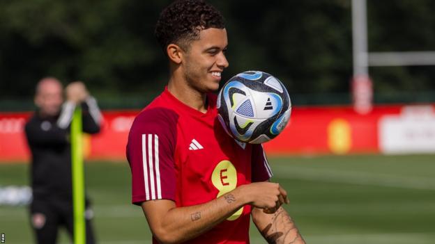 Brennan Johnson in Wales training