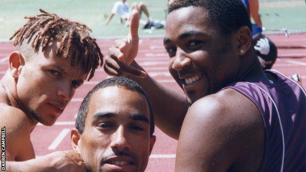 Darren Campbell photographié avec d'autres sprinteurs Jamie Baulch et Paul Gray en 1996