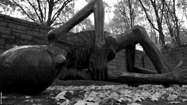 Neuengamme Toplama Kampı Anıtı'ndaki Françoise Salmon imzalı Le Deporte heykeli