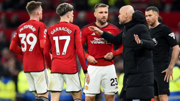 Man Utd boss Erik ten Hag speaks to Shaw, McTominay and Garnacho on the touchline