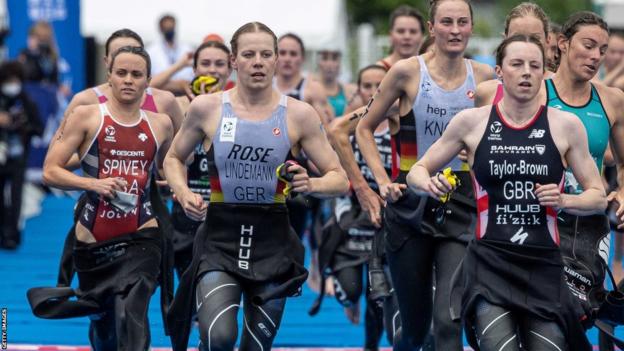 Georgia Taylor-Brown at the front of a group of runners in the World Triathlon Championship Series