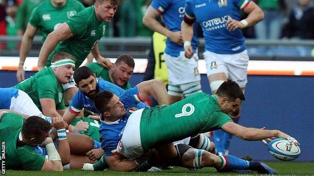 Conor Murray scores for Ireland in the second half in Rome
