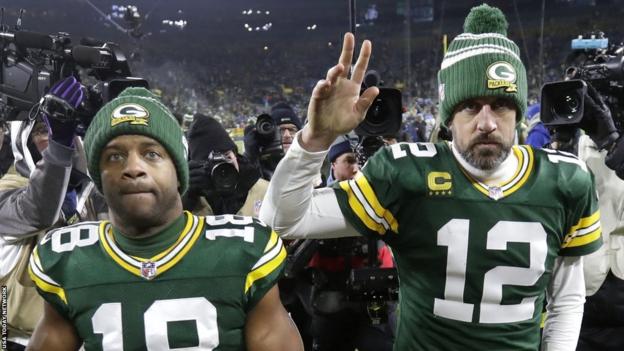 Randall Cobb en Aaron Rodgers verlaten samen het veld nadat de Green Bay Packers in januari 2023 verloren van de Detroit Lions.