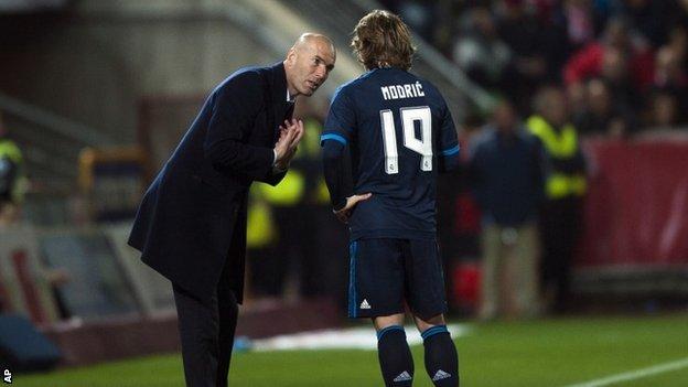 Zinedine Zidane speaks to Luka Modric