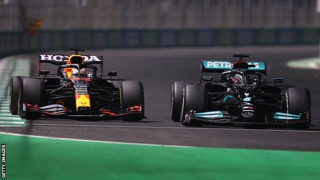 Max Verstappen (links) van Red Bull en Lewis Hamilton van Mercedes (rechts) racen naast elkaar tijdens de Grand Prix van Saoedi-Arabië