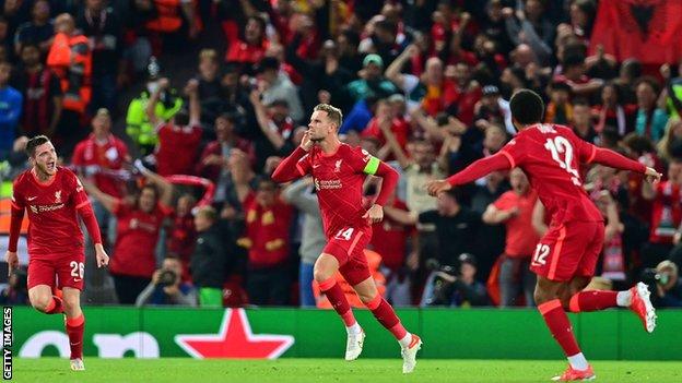 Jordan Henderson (centre) celebrates