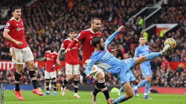 Bernardo Silva scores for Manchester City